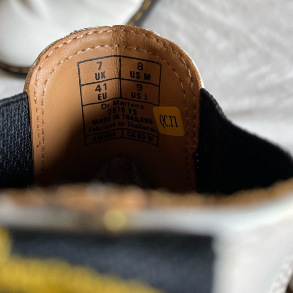 Dr. Martens women's size 9 white boots - Picture 10 of 11